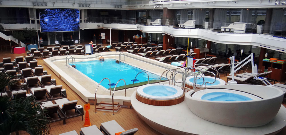 בריכת שחיה עם מסך LED ענק